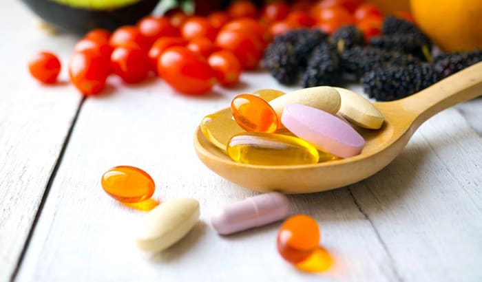 photopills-capsules-wooden-spoon-fresh-fruits